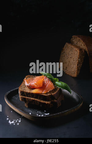 Roggenbrot mit geräuchertem Lachs Stockfoto