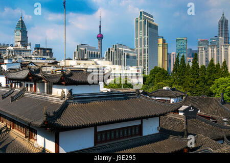 Blick von der Dachterrasse aus Yu Garden Shanghai, China Stockfoto