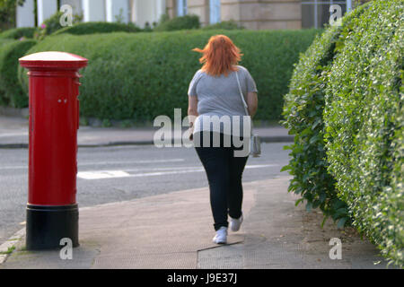 Das Wetter brachte einem Abend Anruf zu verkleiden und raus und genießen das med Typ Wetter gentrifizierten Bereichder Finnieston die Glasgow-version Stockfoto