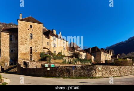 O die Baume Abtei in Baume-Les-Messieurs Dorf anzeigen. Jura-Abteilung des Franche-Comte. Baume-Les-Messieurs gilt als eines der meisten beautifu Stockfoto