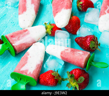 Joghurt und Erdbeer Eis am Stiel, hausgemachtes Eis mit Früchten Stockfoto