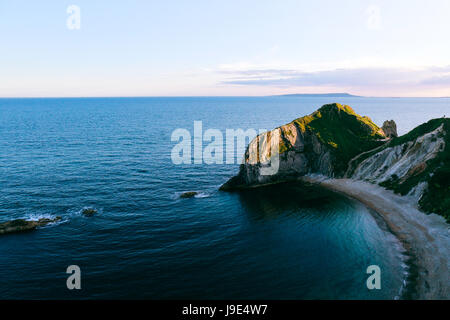 Vogelperspektive auf blauen Meer und Mann O'War Strand, Dorset, Jurassic Coast, UK bei Sonnenuntergang Stockfoto