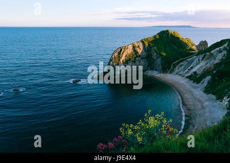 Vogels Auge Blick auf die atemberaubende blaue Meer und Mann O'War Strand, Jurassic Coast, UK bei Sonnenuntergang Stockfoto