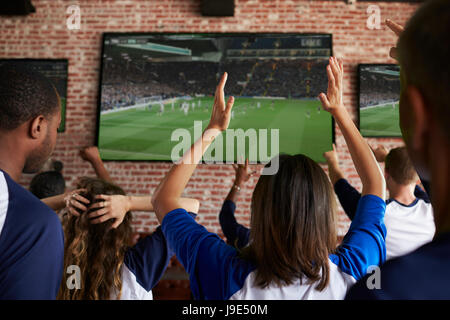 Rückansicht des enttäuscht Freunde gerade Spiel im Sport-Bar Stockfoto