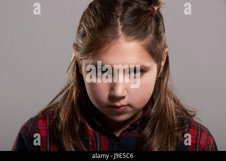 Ernsthafte zehnjähriges Mädchen auf der Suche, Kamera, Kopf und Schultern Stockfoto