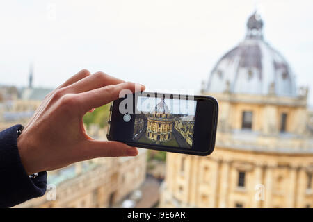 OXFORD / UK-26. Oktober 2016: touristische Aufnahme des Radcliffe Camera In Oxford auf Handy Stockfoto