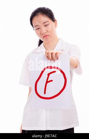 Chinesischen High-School-Mädchen in uniform zeigt Fehler beim Papier-test Stockfoto