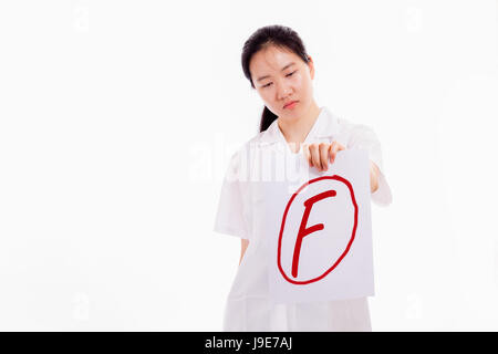 Chinesischen High-School-Mädchen in uniform zeigt Fehler beim Papier-test Stockfoto