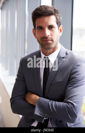Kopf und Schultern Porträt des jungen Geschäftsmann im Büro Stockfoto