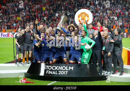 Manchester United Team feiert mit der Trophäe nach dem Gewinn der UEFA Europa League-Finale in der Freunde-Arena in Stockholm, Schweden. Stockfoto