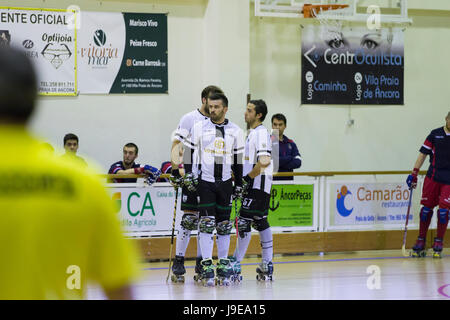 Vila Praia de Ancora, Portugal - 13. Mai 2017: Match zwischen ADJ Vila Praia - Gulpilhares gegen für die 2. nationale Hockey-Meisterschaft auf Schlittschuhen. Stockfoto