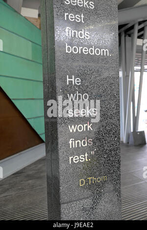 Bahnhof von Dylan Thomas Zitate auf einer Säule in Swansea, Wales UK KATHY DEWITT Stockfoto