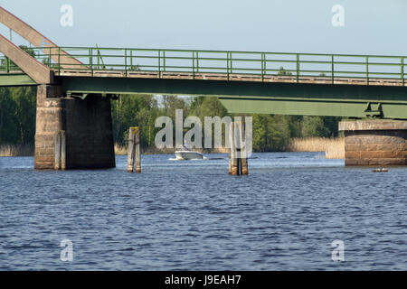 Boot auf dem Fluss Sommer zerreißen Stockfoto