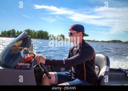 Fischer fahren Speed-Boot Stockfoto