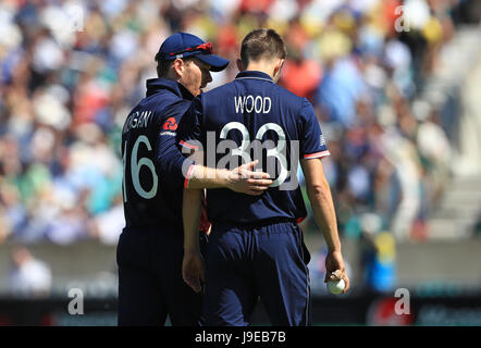 England-Kapitän spricht Eoin Morgan mit Mark Wood während der ICC Champions Trophy Gruppe ein Gleiches an das Oval, London. Stockfoto