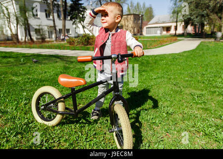 Kleiner Junge mit Fahrrad Massageangebote Stockfoto