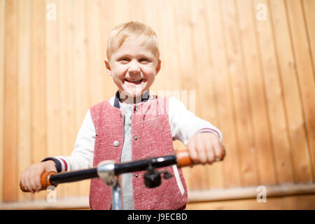 Bild der junge mit dem Fahrrad Stockfoto