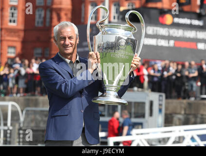 UEFA Botschafter Ian Rush mit der Champions-League-Trophy in Cardiff vor die Männer-Finale am Samstag. Stockfoto