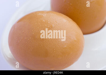 Gekochtes Ei auf ein weißes Ei-Halter. Closeup Stockfoto