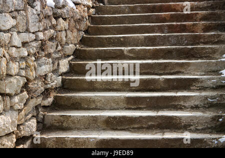 Die alte Treppe beleuchtet von der Sonne in Pjatigorsk Stockfoto