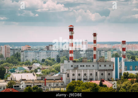 Gomel, Weißrussland. Luftbild von Stadtbild und Wärmekraftwerk des republikanischen einheitlichen Unternehmen der Energie Industrie Gomelenergo im sonnigen blauen Himmel In Stockfoto