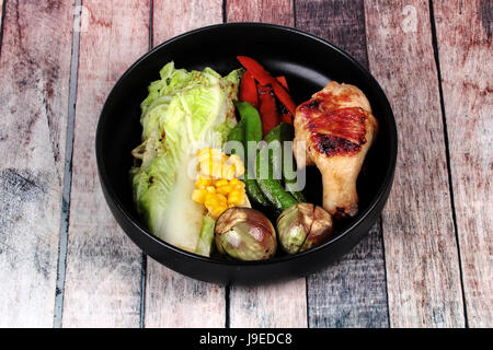 Chicken Sie hausgemacht, Drumstick Steak und gegrilltes Gemüse auf koreanische Modellplatten wie Chinakohl, Erbsen, Karotten, Mais und Auberginen. Stockfoto