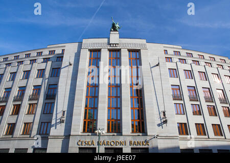 Prag, Tschechien - 10. Mai 2017: Statue auf Dach des Eintritts in die Bank tschechischen nationalen Bank.The Česká národní banka, ist die Zentralbank und fin Stockfoto