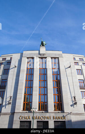 Prag, Tschechien - 10. Mai 2017: Statue auf Dach des Eintritts in die Bank tschechischen nationalen Bank.The Česká národní banka, ist die Zentralbank und fin Stockfoto