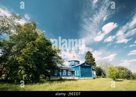 Golovintsy, Gomel Bezirk Gomel Region, Weißrussland. Alte orthodoxe Holzkirche des Schutzes der Heiligen Jungfrau, Fürbitte-Kirche an sonnigen Summe Stockfoto