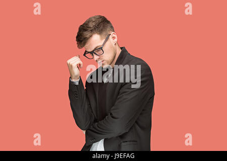 Schönen jungen Mann im schwarzen Anzug und Gläser auf rotem Hintergrund isoliert Stockfoto