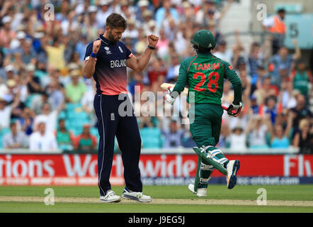 Englands Liam Plunkett feiert das Wicket Bangladeshs Tamim Iqbals für 128, gefangen von Englands Jos Buttler während der ICC Champions Trophy, Gruppe ein Gleiches an das Oval, London. Stockfoto