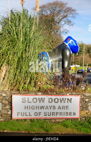 Nacho, steht eine bemalte Statue von Paignton Zoo große Gorilla-Projekt über eine Straße Sicherheitshinweis bei Woolwell Kreisverkehr, Plymouth, Devon Stockfoto
