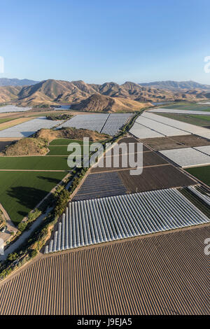 Ackerflächen und Santa Monica Berge Parks Antenne in der Nähe von Camarillo in Ventura County, Kalifornien. Stockfoto