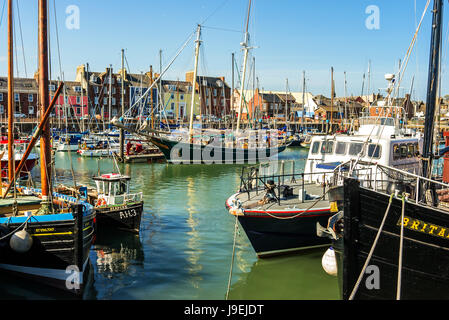 Hafen Marina Arbroath Hafen, Ostküste Schottlands, zeigt Flut mit klassischer Boote und Yachten neben der Arbeit von Fischereifahrzeugen Stockfoto