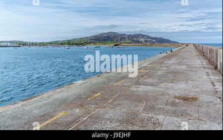 Ein Blick von der Mole in Holyhead in Richtung Holyhead Mountain auf Anglesey. Stockfoto