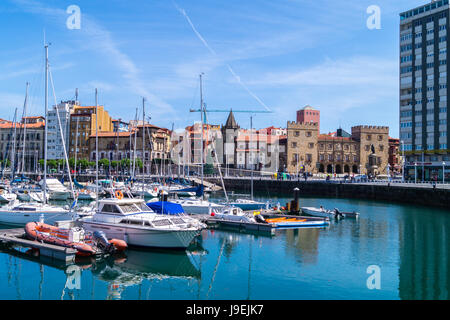 Hafen, Yachthafen und Revillagigedo-Palast, 1704-1721, Gijón-Asturien-Spanien Stockfoto