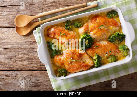 Hähnchenfilet gebacken mit Broccoli in Käse-Sauce Nahaufnahme auf einem Tisch. horizontale Ansicht von oben Stockfoto