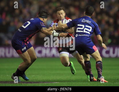 Gloucester Rugby Henry Trinder (Mitte) in Aktion mit Stade Francais Raphael Lakafia (links) und Morné Steyn während der Challenge Europacup-Finale am BT Murrayfield, Edinburgh Stockfoto