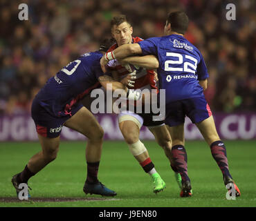 Gloucester Rugby Henry Trinder (Mitte) in Aktion mit Stade Francais Raphael Lakafia (links) und Morné Steyn während der Challenge Europacup-Finale am BT Murrayfield, Edinburgh Stockfoto