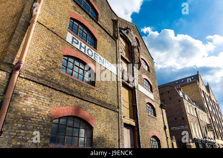 Konvertiert am Flussufer Lagerhallen entlang Wapping High Street (Phoenix Wharf), London, UK Stockfoto