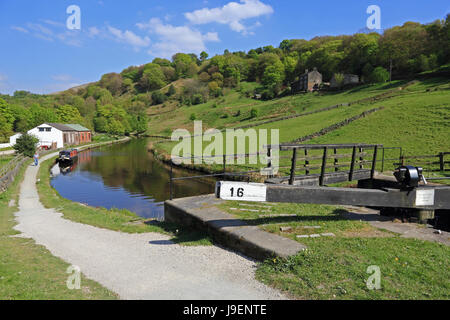 Schloss 16 am Rochdale Kanal am Stadtrand von Todmorden, West Yorkshire Stockfoto