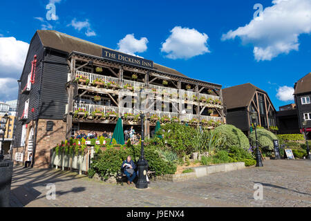 18. Jahrhundert alten Lager, jetzt das Dickens Inn Pub und Restaurant in St Katharine Docks, London, UK Stockfoto