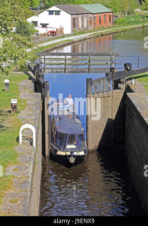 Schmale Boot fährt Sperre 16 am Rochdale Kanal, westlich von Hebden Bridge Stockfoto