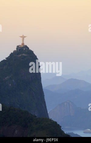 Christus auf dem Corcovado im Tijuca Nationalpark in Rio de Janeiro - das UNESCO-Weltkulturerbe Carioca Landschaften zwischen den Bergen und dem Meer Stockfoto