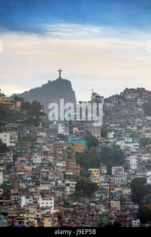 Rocinha Favela (Slums) und die Christusstatue auf dem Corcovado in Rio De Janeiro Stockfoto