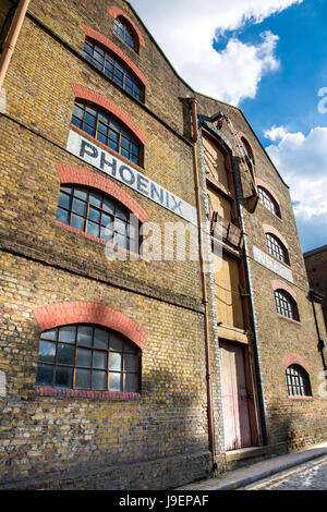 Konvertiert am Flussufer Lagerhallen entlang Wapping High Street (Phoenix Wharf), London, UK Stockfoto