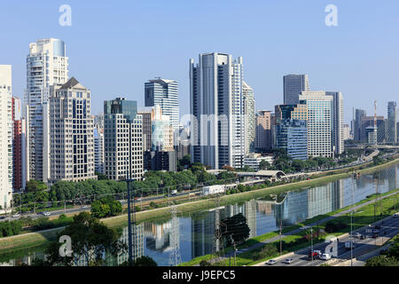 New city center und die Wolkenkratzer von Luis Carlos Berrini Avenue & Marginal Pinheiros Autobahn in Brooklin Viertel von Sao Paulo. Stockfoto