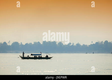 Touristenboot auf dem Mekong, Irrawaddy-Fluss-Delfine in der Nähe von Kratie suchen Stockfoto