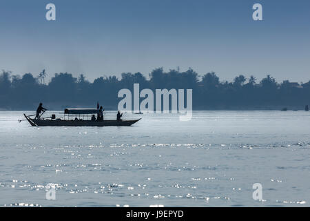 Touristenboot auf dem Mekong, Irrawaddy-Fluss-Delfine in der Nähe von Kratie suchen Stockfoto