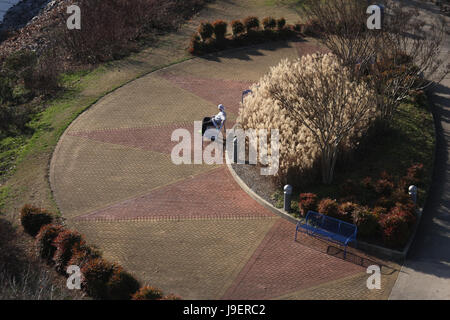 Mann auf der Bank im Coolidge Park, Chattanooga, USA Stockfoto